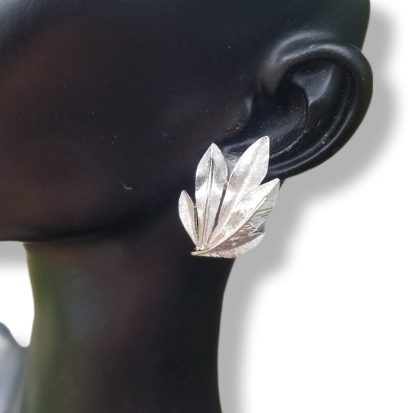 CROWN TRIFARI 1960s TEXTURED SILVERTONE LEAF DESIGN CLIP ON EARRINGS - Picture 1 of 6